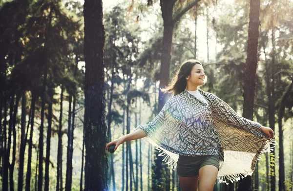 Щаслива жінка в лісі — стокове фото