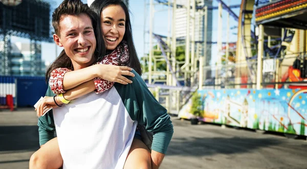 Jóvenes disfrutando en el parque de atracciones — Foto de Stock