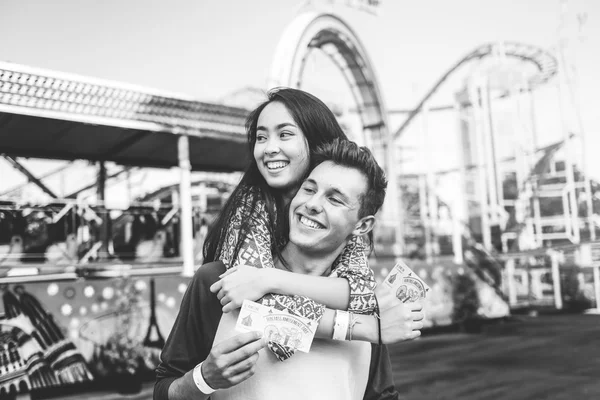 Casal desfrutando no parque divertido — Fotografia de Stock