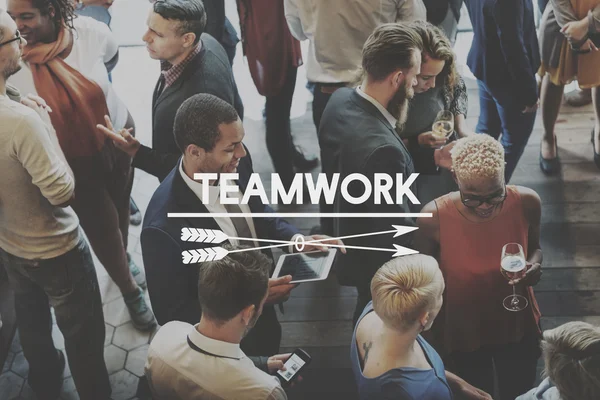 Большая группа людей и TeamWork — стоковое фото