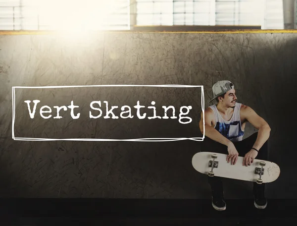Hipster man innehav skateboard — Stockfoto