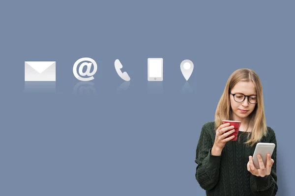 Menina jovem usando telefone inteligente — Fotografia de Stock