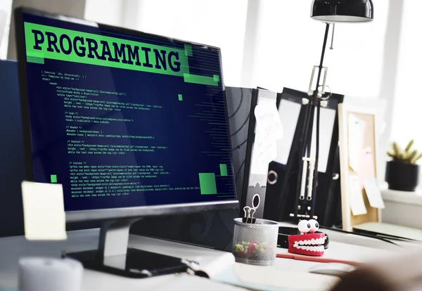 Monitor del computer sul tavolo da lavoro — Foto Stock