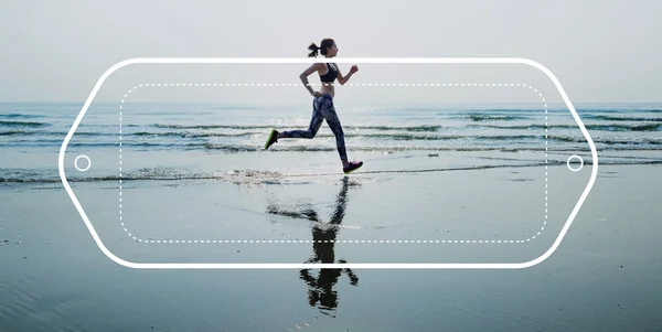 Femme jogging sur la plage — Photo