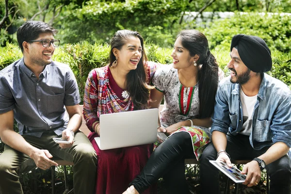 Estudantes indianos com laptop — Fotografia de Stock