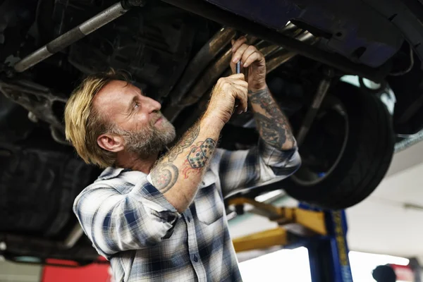 Man mechanic repairing car — Stock Photo, Image