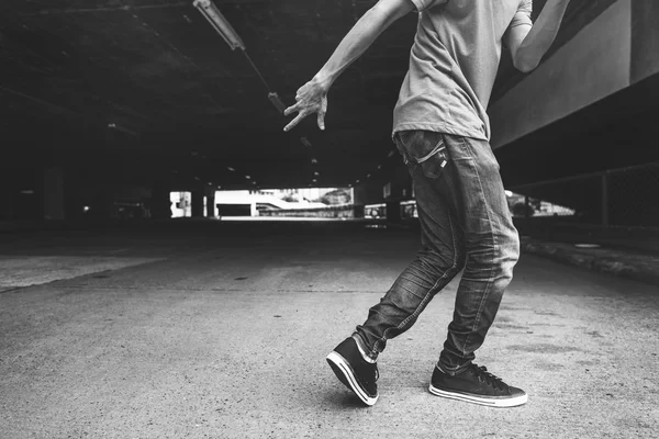Mann tanzt HipHop — Stockfoto