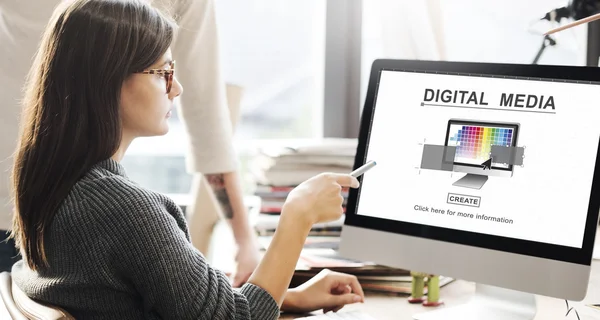 Vrouw weergegeven op de monitor met digitale media — Stockfoto