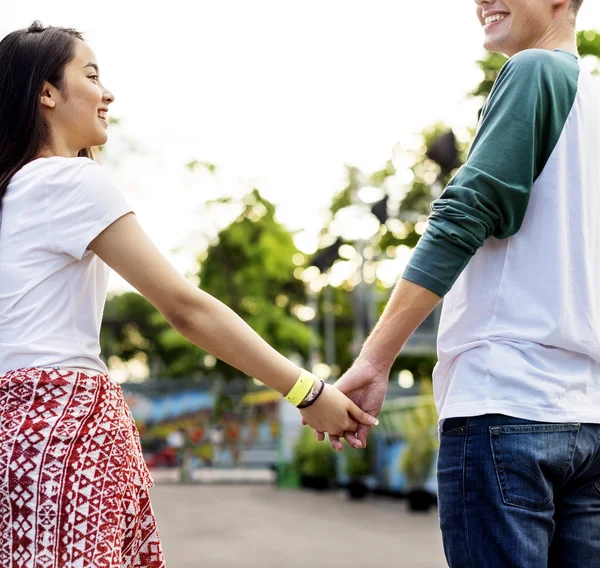 Junge Leute halten Händchen — Stockfoto