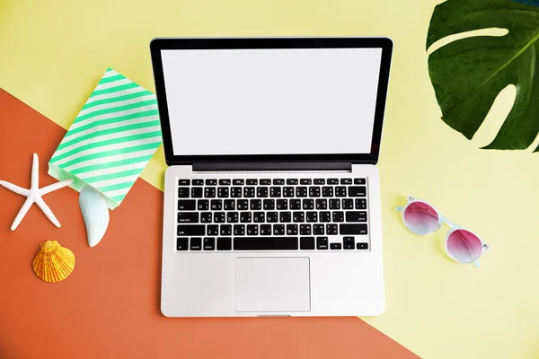 Laptop en zomer collectie — Stockfoto