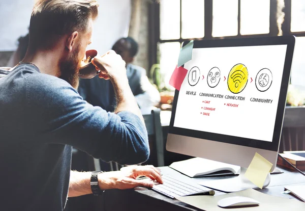 Man koffie drinken en werken met computer — Stockfoto