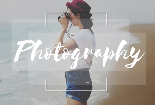 Κορίτσι κάνει φωτογραφίες στην κάμερα — Φωτογραφία Αρχείου