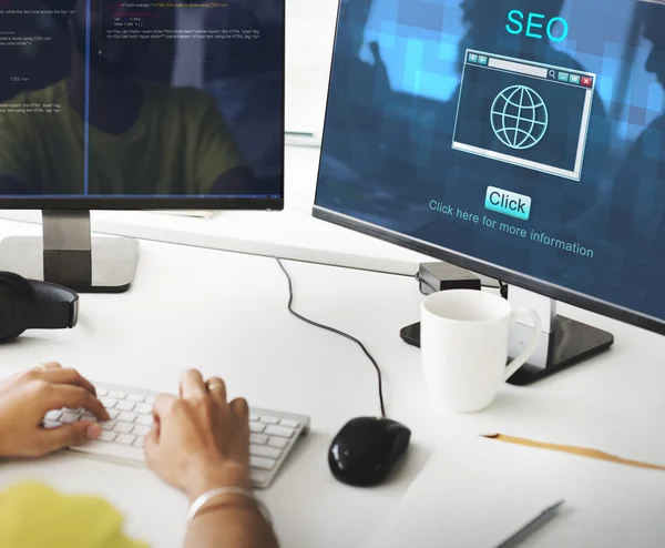 Geschäftsmann arbeitet mit SEO am Computer — Stockfoto