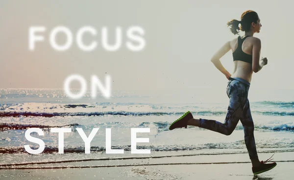 Vrouw joggen op het strand — Stockfoto