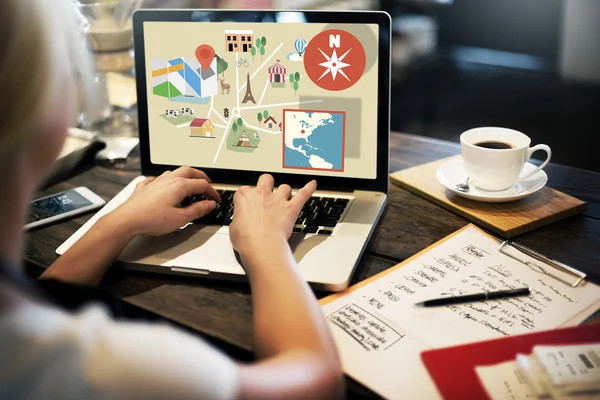 Woman typing on laptop — Stock Photo, Image