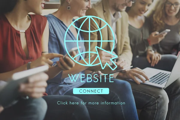 Persone si siedono con dispositivi e sito web — Foto Stock