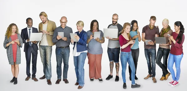 Diverse Menschen mit digitalen Geräten — Stockfoto