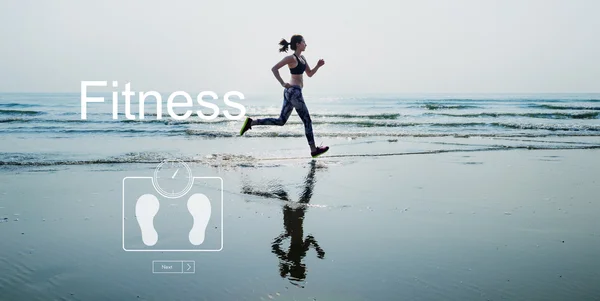Vrouw joggen op het strand — Stockfoto