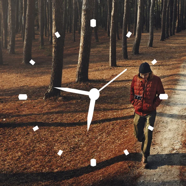 Homem andando sozinho na floresta — Fotografia de Stock