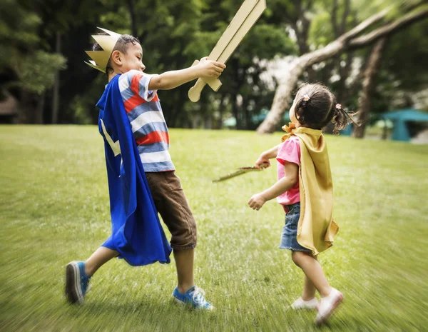 Frères et sœurs jouant dans le parc — Photo