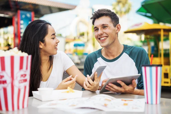 Ragazza e ragazzo in possesso di dispositivi digitali — Foto Stock