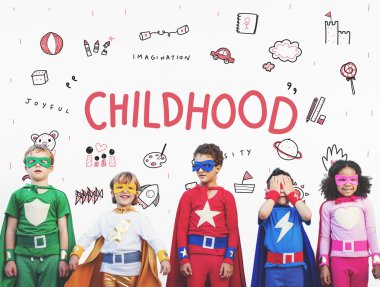 Süper kahraman çocuklar oynarken ve eğlenin