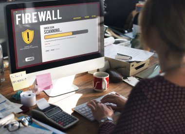 işkadını üstünde bilgisayar güvenlik duvarı ile çalışma