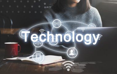 Dizüstü bilgisayarla çalışan kadın