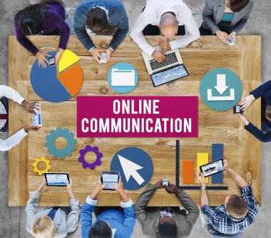 İş adamları birlikte çalışıyor.