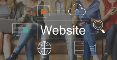 aygıtlar ve Web sitesi ile insanlar oturup