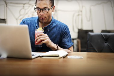 kahve dükkanında çalışan adam