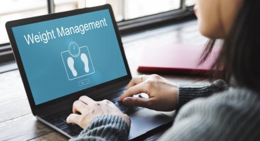 Dizüstü bilgisayarla çalışan kadın