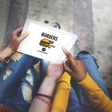 Dijital tablet kullanan öğrenciler