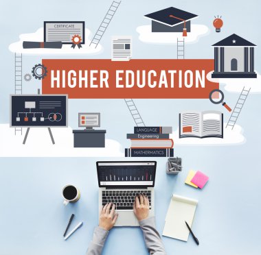 laptop ile çalışan kişi 