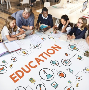 öğretmen çocukların grup ile