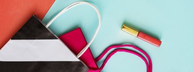  Lipgloss ve alışveriş torbaları