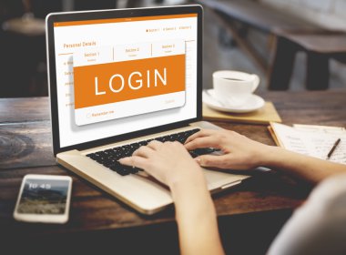 Dizüstü bilgisayarda yazan kadın