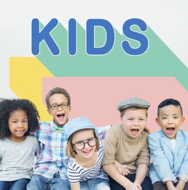 Gülümseyen ve oynayan neşeli çocuklar 