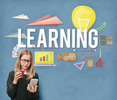 Akıllı telefon kullanan genç kız.