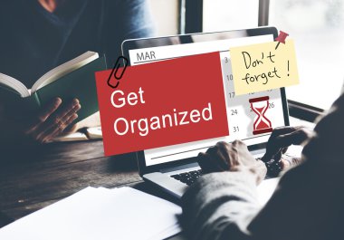 Dizüstü bilgisayarla çalışan adam