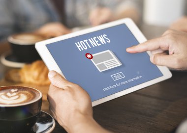 Tablet kullanan adam