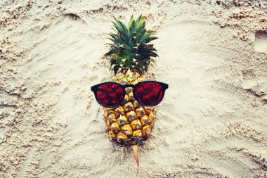 Kum üzerinde komik ananas