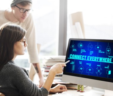 kadın ile her yerde bağlanmak monitörde gösterilen