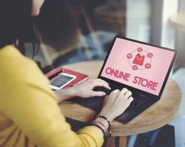 Bilgisayarı ve telefonu olan kadın.