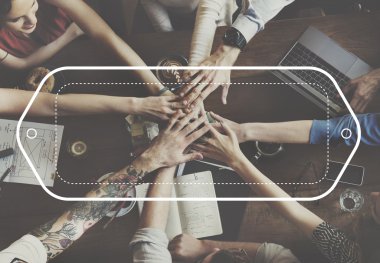 el ele tutusun ve rozeti olan kişiler