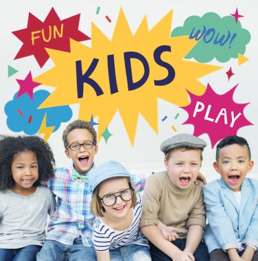 Gülümseyen ve oynayan neşeli çocuklar 