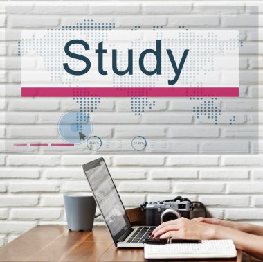 Dizüstü bilgisayarda yazan kadın klavyesi