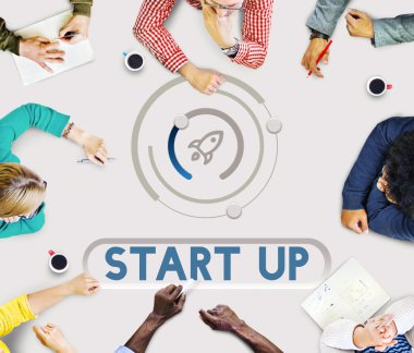 Toplantıda tartışırken iş adamları 