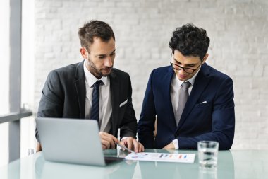 Erkekler iş bahsediyoruz 