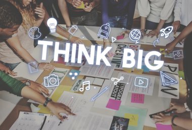 Öğrenciler işyeri masada beyin fırtınası